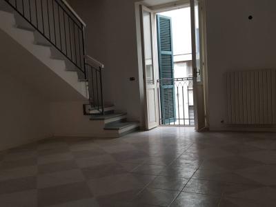 Appartamento con ingresso...
