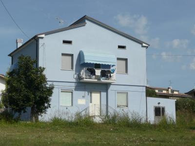 Appartamento con ingresso...