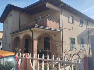 Appartamento con ingresso...