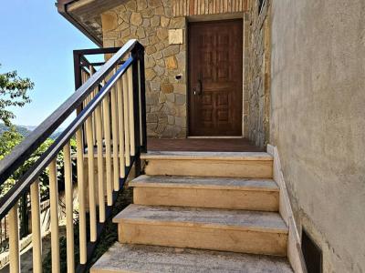 Appartamento con ingresso...