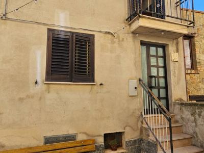 Appartamento con ingresso...